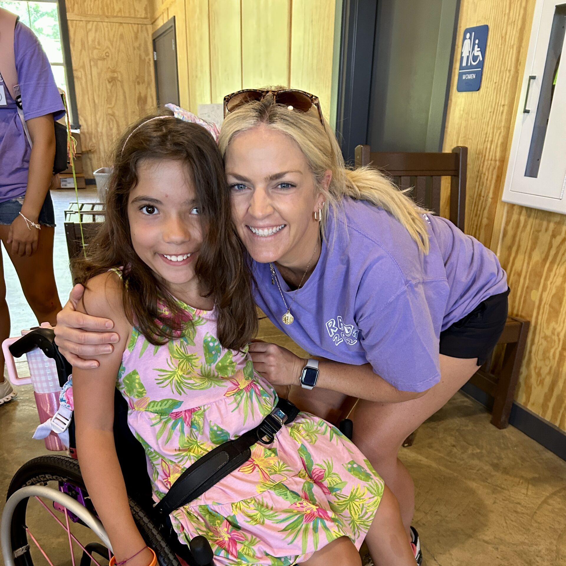 Kamassa camper in wheelchair with volunteer